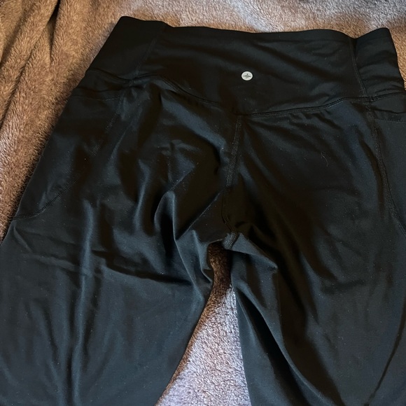 Halara Black Capri Leggings with pockets - Picture 2 of 3